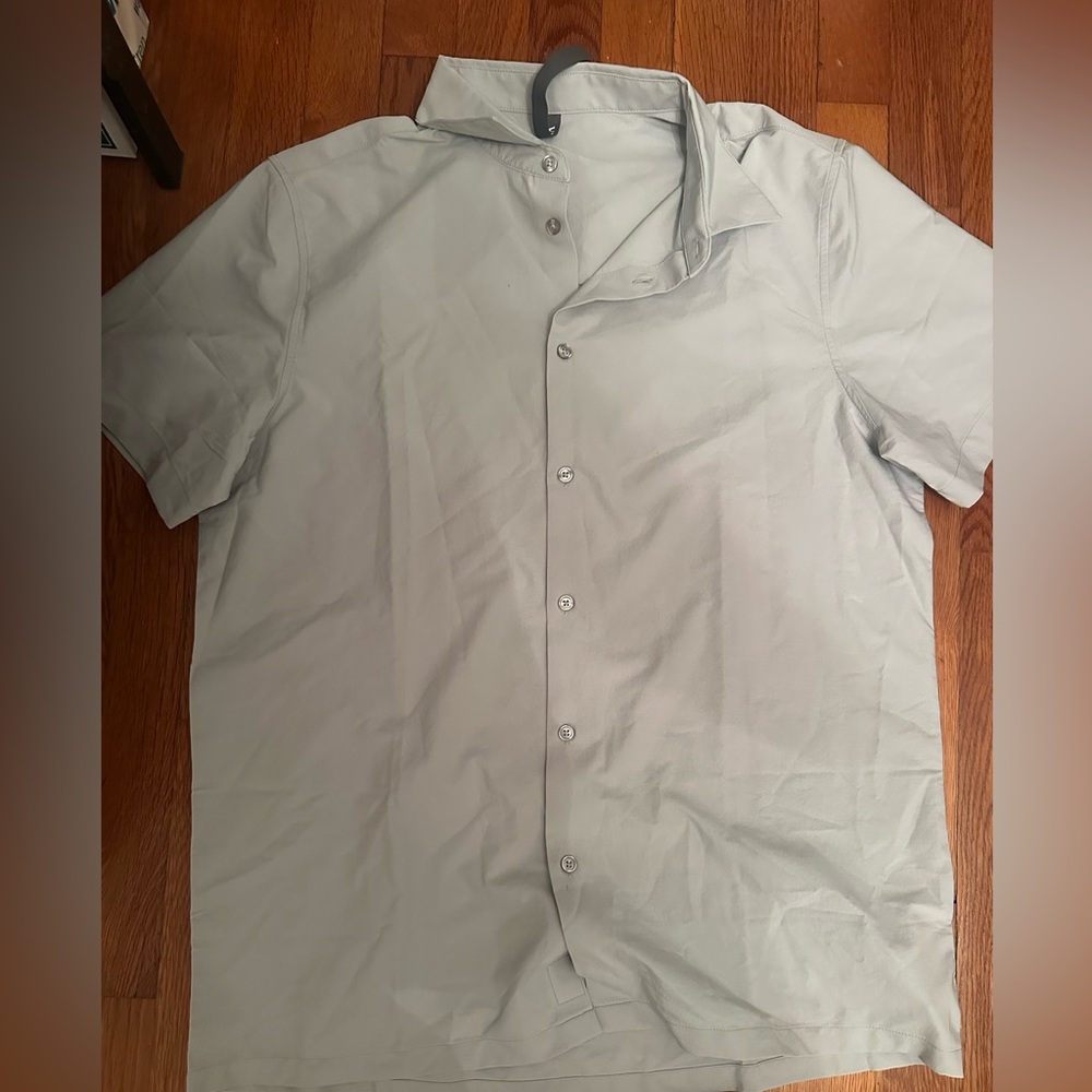Vuori Short Sleeve Manhattan Button Down, sky grey mens Large, Brand new! - Picture 2 of 5
